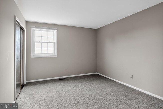 Building Photo - 11 Grant Dr