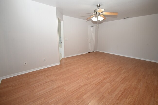 Building Photo - 136 SE 19th Ln