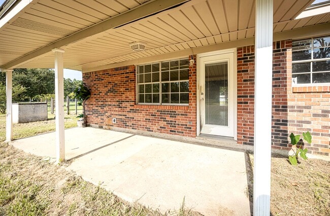 Building Photo - Move in ready 3 Bed 2 Bath Home in East Central School District!
