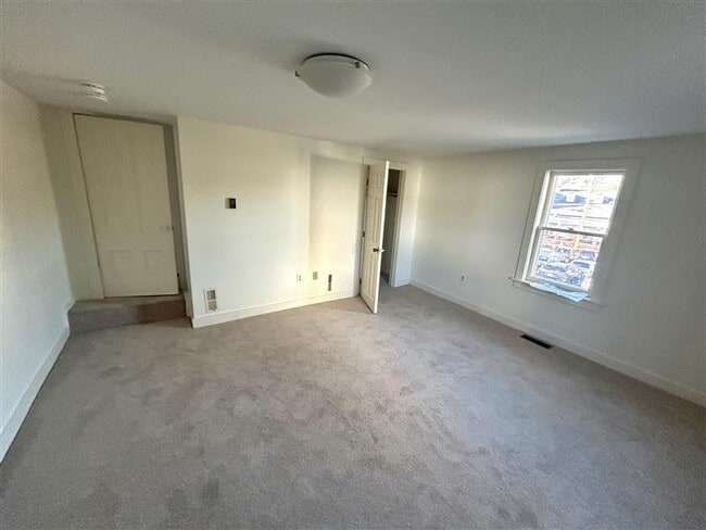 Building Photo - 33 Putnam St