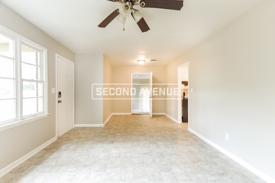 Building Photo - 241 Lake Dr NE