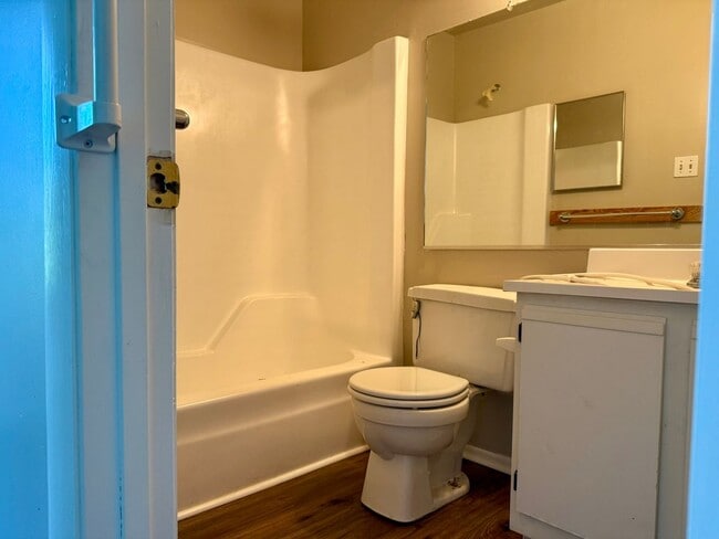 Building Photo - 2 bedroom 2nd Story Condo in Virginia Beach