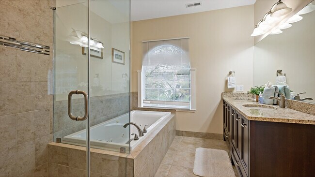 Building Photo - 800 S Washington St