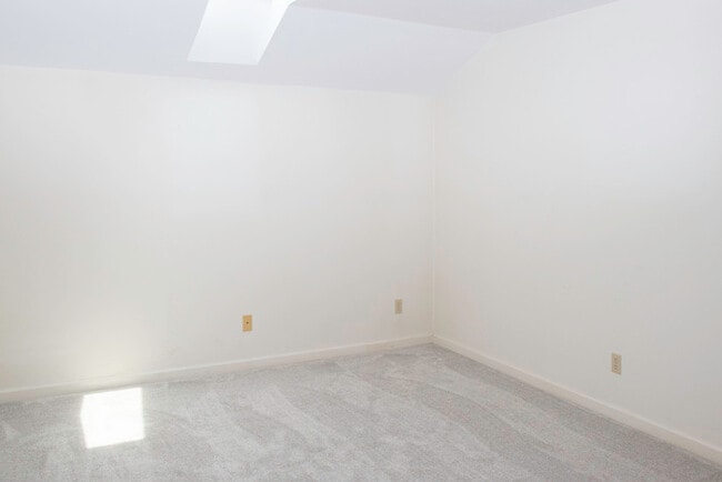 Building Photo - Updated 2BR 2.5BA Home w/ Lake Access • New Countertops • Patio in Farragut