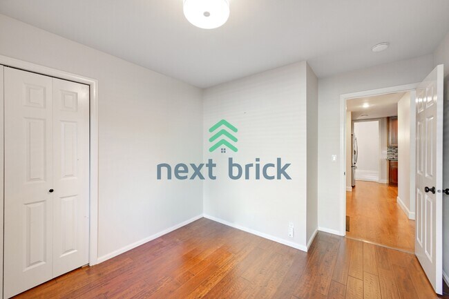Building Photo - Quiet and Spacious 5-Bedroom Haven w/ 2.5 Baths – 2420 Sq Ft of Comfort Awaits!