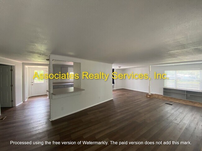 Building Photo - Rare find! 4 bed/3 bath House in Newberry, FL on one acre