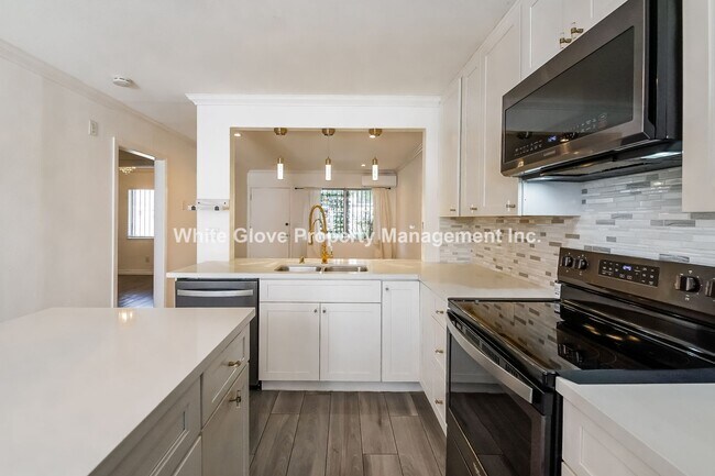 Building Photo - Updated 2 Bedroom Placentia Townhome