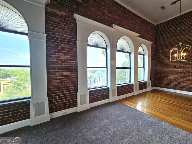 Building Photo - 102 N Hill St