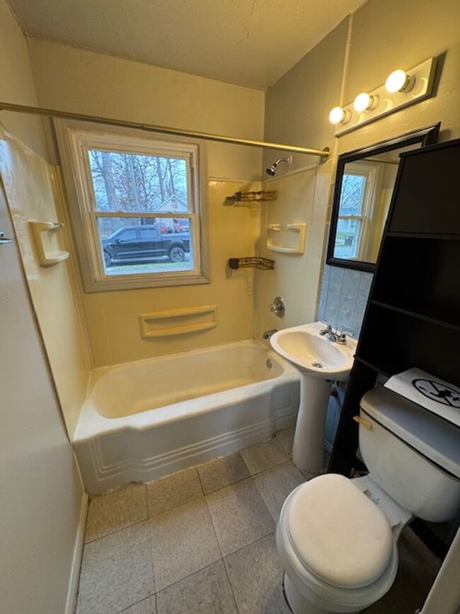 Building Photo - 4939 Mt Vernon Park Dr