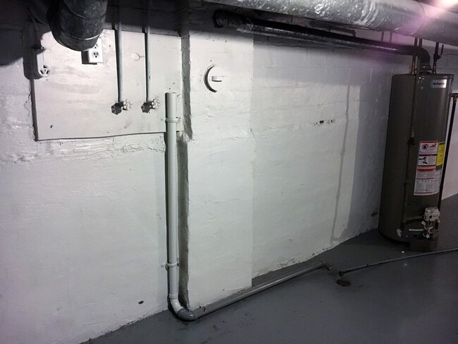 Building Photo - 431-433-433 E Tompkins St