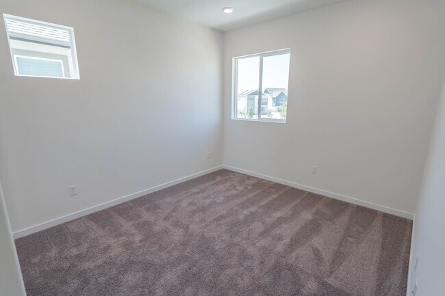 Building Photo - Five Points 3 Bedroom Home in Valencia!