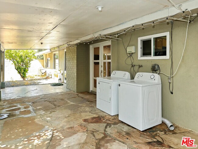 Building Photo - 526 N Emerald Dr