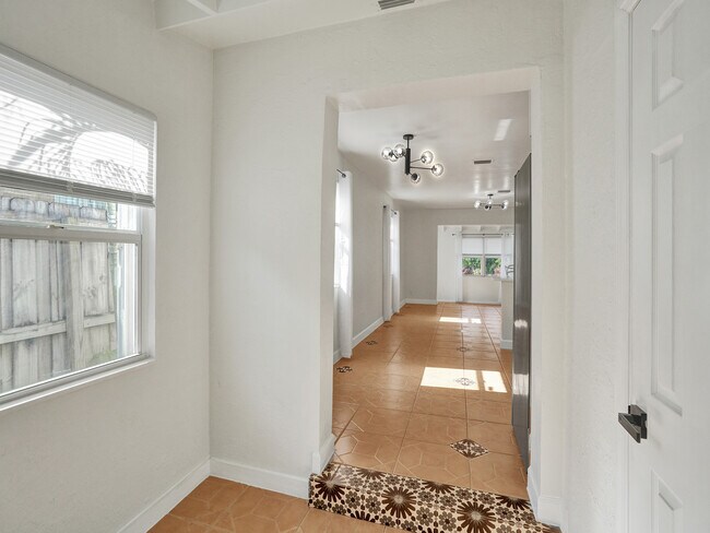 Building Photo - 920 NE 34th Ct