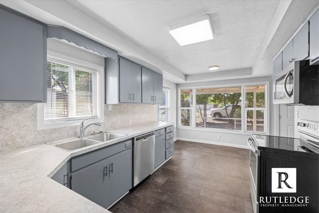 Building Photo - NEWLY REMODELED 3 bedroom home in Medford!