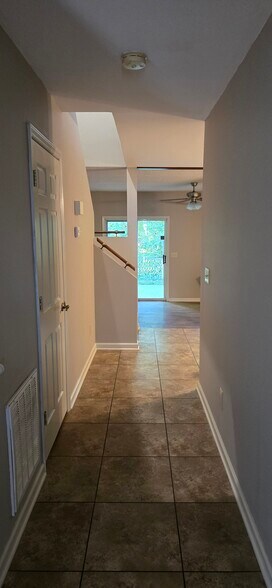 Building Photo - 2025A Stoneycreek Dr