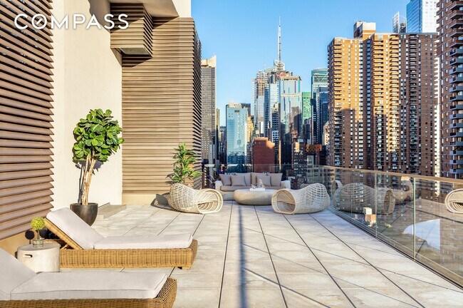 Building Photo - 505-513 W 43rd St