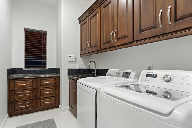 Building Photo - 48532 Bighorn Dr