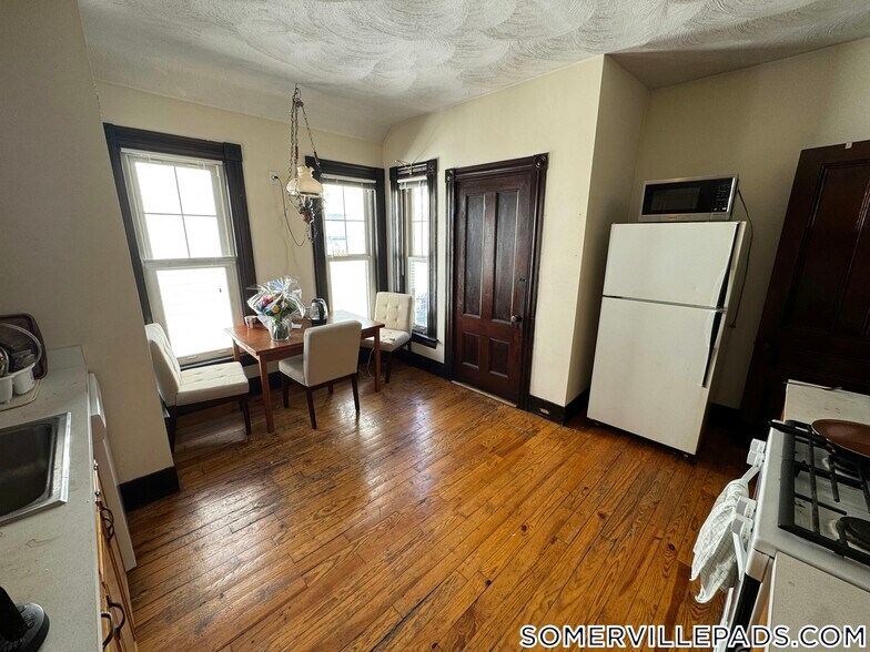 Building Photo - 211 Holland St