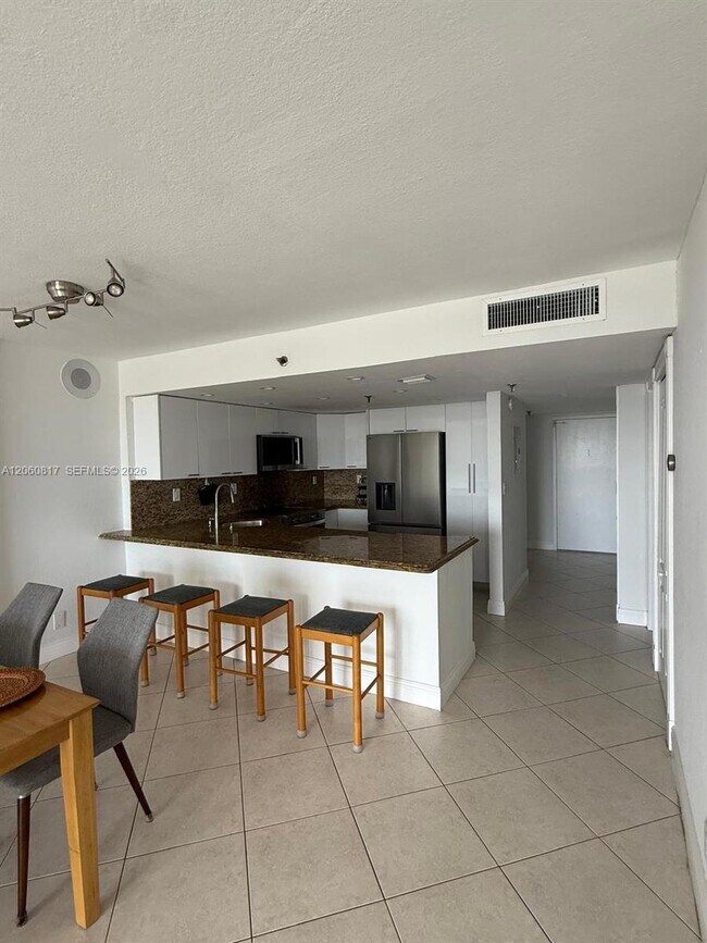 Building Photo - 2625 Collins Ave