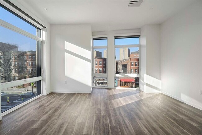 Building Photo - 839 Beacon St