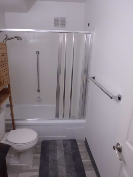 Front Bathroom - 745 S Alton Way