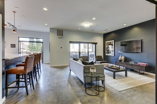 Building Photo - Sleek 1 Bedroom Condo walkable to all things in The Gulch
