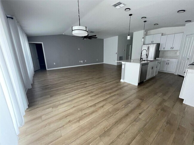 Building Photo - 112 Oakwood Ct