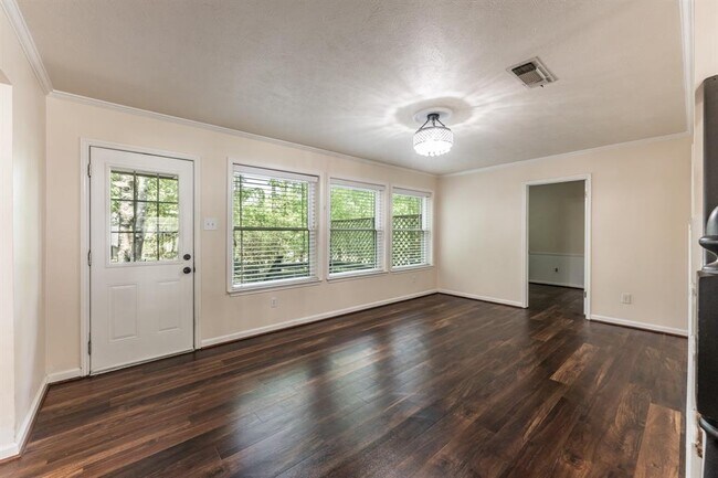 Building Photo - 1006 Amesbury Ct