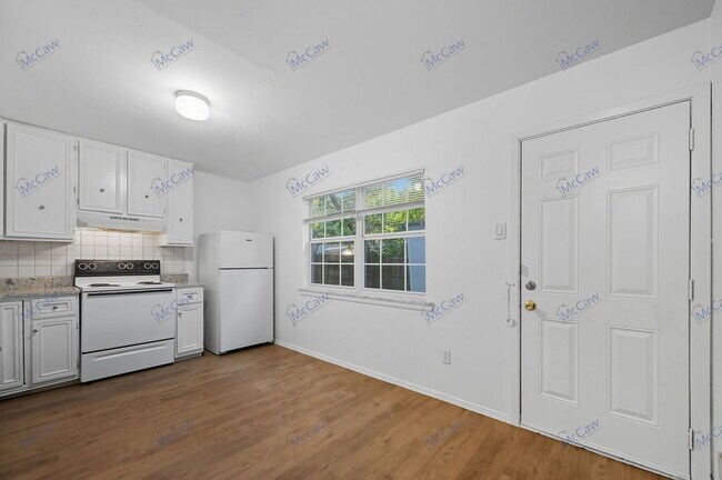 Building Photo - 616 Moore St