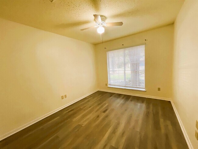 Building Photo - 107 S Village Knoll Cir