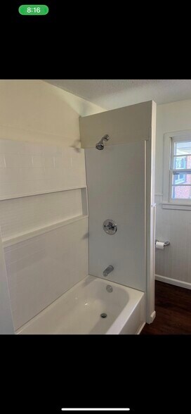 Shared Shower/Tub - 5426 9th St
