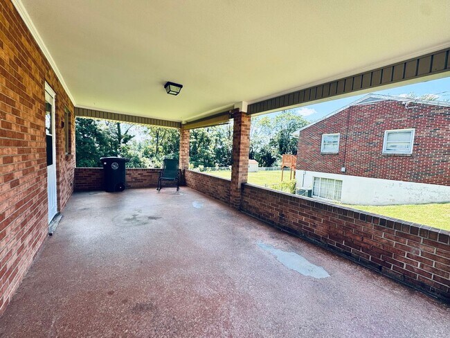 Building Photo - Brick Ranch off of Fort Ave