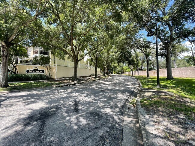 Building Photo - Renovated 2 Bedroom, 2 Bath First Floor in...