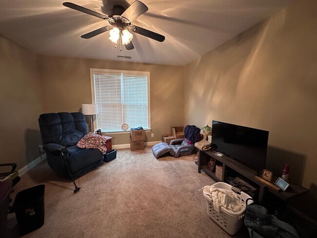 Building Photo - Welcome to this spacious 6 bedroom, 4 bath...