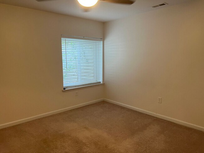 Building Photo - Sought after Idlewild Community