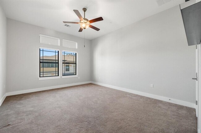 Building Photo - 4323 Spicewood Springs Rd