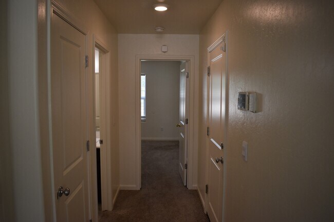 Building Photo - 698 Jessie Dr