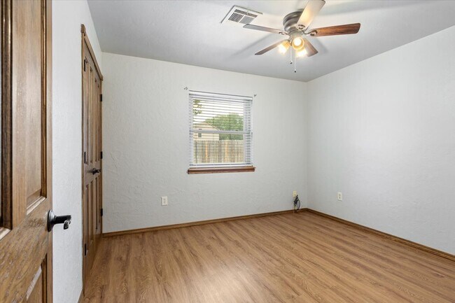 Building Photo - 2508 NE Turtle Creek Dr