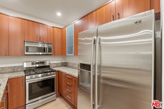 Building Photo - 620 S Gramercy Pl