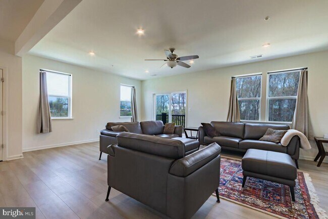 Building Photo - 9920 -B Sir Barton Wy