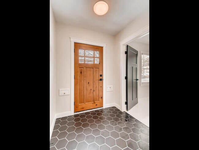 Entry - 4661 Cedar Ave S