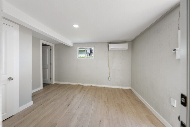 Building Photo - 213 Caplin St