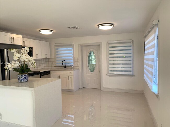 Building Photo - 1141 W 7th St