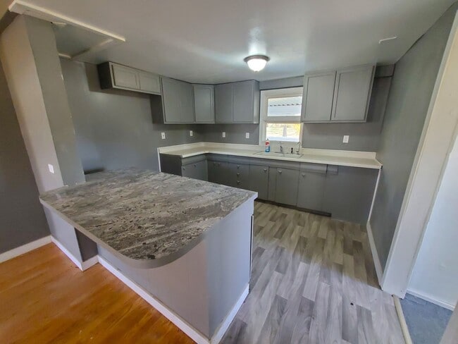 Building Photo - For Rent- Beautiful home in Evansdale! Pets Ok!