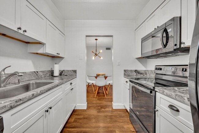 Building Photo - Lakefront Community