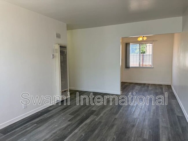 Building Photo - 1102 1/2 W. 92nd St.