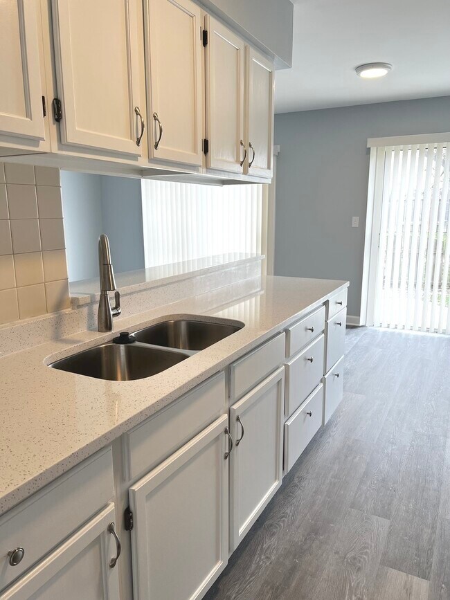 Building Photo - 404 Lauren Ln