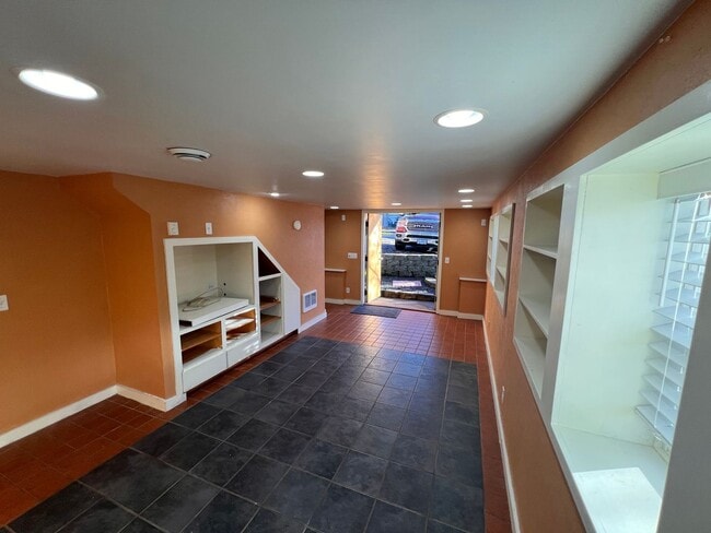 Building Photo - 5BD/2BA Gorgeous Vintage Home