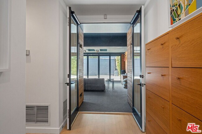 Building Photo - 835 Superba Ave