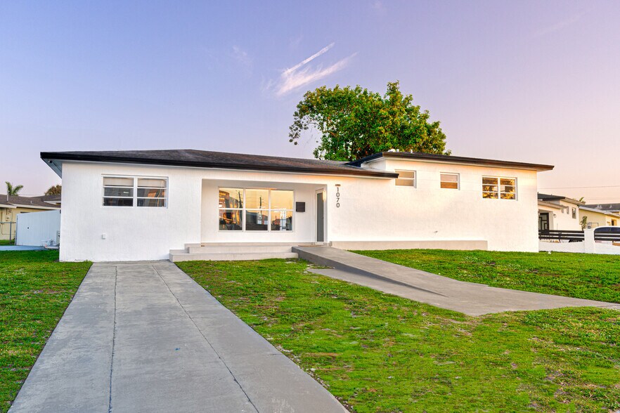 Building Photo - 1070 NW 193rd St